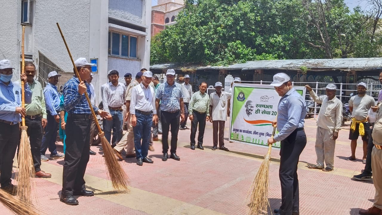 Under Swachhta Pakhwara, 2025 plantation at Central Revenue Colony, Salimpura Dumra, Patna have been done by and in  supervision of Sri Vikash Kumar, Chief  Commissioner and Sri Mohan Kumar Meena, Commissioner of Customs (P) Patna.